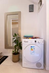 - Lavadora en una habitación con espejo en B&B BUZA HOUSE, en Dubrovnik