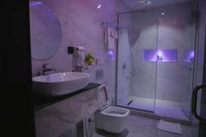 AwkaにあるOVEAN LUXURY HOMES AWKAの洗面台、シャワー、トイレ付きのバスルーム +27枚の写真