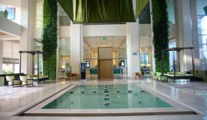 Bazén v ubytování ITC Gardenia, a Luxury Collection Hotel, Bengaluru nebo v jeho okolí