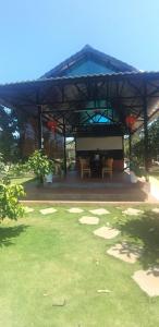 een groot paviljoen met een piano in een tuin bij Mộc Hoa Viên in Ấp Thiện Lập