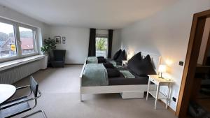 una camera con un grande letto e una finestra di Beautiful Apartment in Ibbenbüren a Ibbenbüren