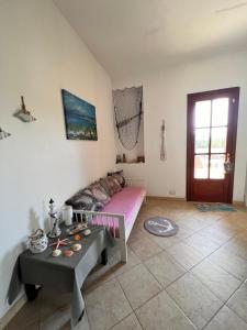 ein Wohnzimmer mit einem Sofa und einem Tisch in der Unterkunft SicilyBijou in Gela