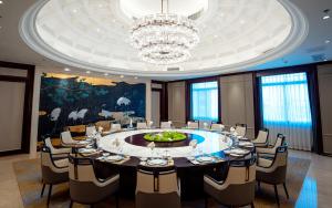 uma grande mesa num quarto com um lustre em Yancheng Shuicheng Hotel em Yancheng