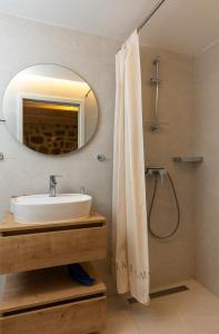 y baño con lavabo y ducha con espejo. en B&B BUZA HOUSE, en Dubrovnik