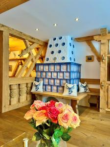 Pokój z wazonem kwiatów i stosem niebieskich beczek w obiekcie Andi's Skihotel w mieście Obertauern