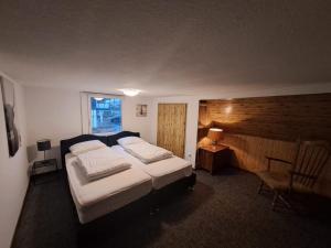 um quarto com uma cama grande e uma janela em Villa SKYLO em Winterberg