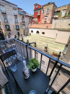 une table avec une plante au-dessus d'un balcon dans l'établissement SAN BIAGIO HOUSE, à Naples
