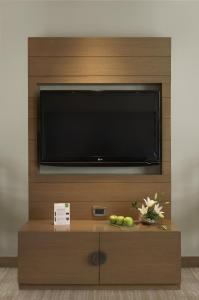 TV a/nebo společenská místnost v ubytování ITC Gardenia, a Luxury Collection Hotel, Bengaluru