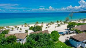 una vista aérea de la playa y el océano en The Secret Garden Koh Rong, en Koh Rong