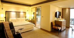 Postel nebo postele na pokoji v ubytování ITC Gardenia, a Luxury Collection Hotel, Bengaluru