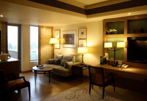 Posezení v ubytování ITC Gardenia, a Luxury Collection Hotel, Bengaluru