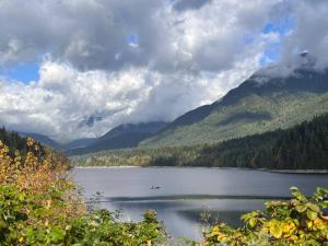 vistas a un lago con montañas en el fondo en 'Canyon Heights' Retreat (Grouse Mountain), en North Vancouver