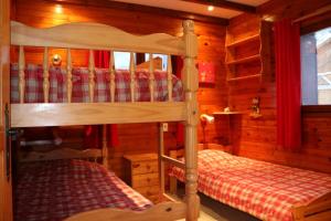 een slaapkamer met 2 stapelbedden in een hut bij Chalet le Grand Tétras in La Bresse