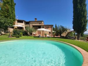 una gran piscina frente a una casa en Pevoni - 1 Bed apartment with stunning Tuscan views, en Anghiari