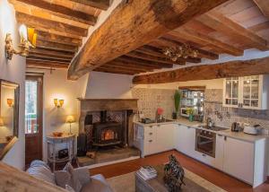 cocina con chimenea y sala de estar. en Pevoni - 1 Bed apartment with stunning Tuscan views, en Anghiari