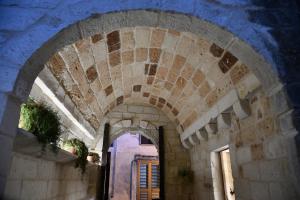 un arco in un edificio con un muro di mattoni di La Dimora delle Grazie a San Cesario di Lecce