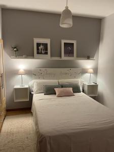 シエラネバダにあるApartamentos Como en Casa - SN - Indaloのベッドルーム(白い大型ベッド、ランプ2つ付)