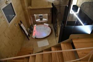 - une salle de bains avec toilettes dans l'établissement La Dimora delle Grazie, à San Cesario di Lecce