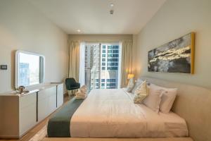 Postel nebo postele na pokoji v ubytování Luton Vacation Homes - Tranquil 2BR Haven in the Heart of Dubai Marina- 28AB04 + 35 fotografií