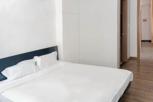 Tempat tidur dalam kamar di YourSea Nha Trang