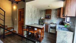 uma pequena cozinha com uma mesa e um fogão em Guest House in Sucre em Sucre
