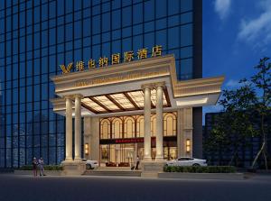 un edificio con un cartel en la parte delantera en Vienna International Hotel - Changsha Yuelu Lugu Hi-Tech Zone en Changsha