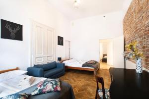 Habitación de hotel con 2 camas y mesa en Apartments Studencka Street, Next to Planty Park en Cracovia
