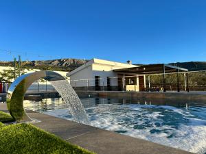 - une piscine avec une fontaine dans la cour dans l'établissement La Villa de Alba - Casa Rural en Montefrío, à Montefrío