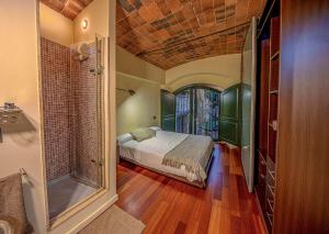 - une chambre avec un lit et une douche à l'italienne dans l'établissement dúplex st. pere, à Gérone