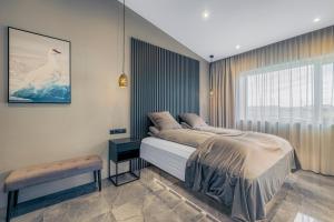 una camera da letto con un letto e una grande finestra di Bay View Apartments a Gardur
