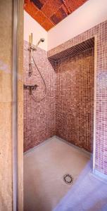 La salle de bains carrelée est pourvue d'une douche et d'un lavabo. dans l'établissement dúplex st. pere, à Gérone