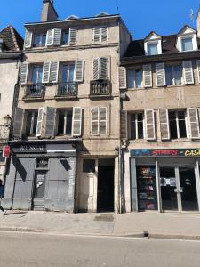 um edifício antigo na esquina de uma rua em Le Lilas - Hypercentre Confort Calme 4 voyageurs em Dijon