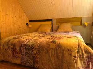 - une chambre avec un lit et une couette dans l'établissement La Cérisole, à Saint-Étienne-de-Tinée
