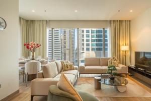 TV a/nebo společenská místnost v ubytování Luton Vacation Homes - Tranquil 2BR Haven in the Heart of Dubai Marina- 28AB04