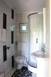 史洛林內克的住宿－Apartment Filomena，一间带卫生间和水槽的浴室