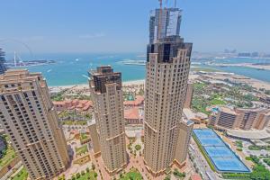 een luchtzicht op een stad met hoge gebouwen bij Stunning Marina & Sea View 4 Bedroom Apartment, Murjan 6 Jumeriah Beach in Dubai