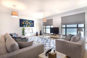 TV a/nebo společenská místnost v ubytování Stunning Marina & Sea View 4 Bedroom Apartment, Murjan 6 Jumeriah Beach