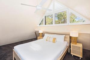 Ένα ή περισσότερα κρεβάτια σε δωμάτιο στο Eagle Bay Beach Lodge - 1 street back from stunning Eagle Bay!