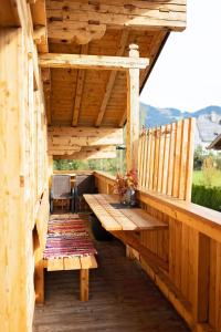 een houten veranda met banken in een gebouw bij Erlenhof in Maria Alm am Steinernen Meer