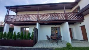 Balkón alebo terasa v ubytovaní Priestranný apartmán 64 m2 v malebnom penzione Pavčina Lehota pri svahu