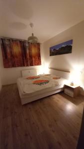 Posteľ alebo postele v izbe v ubytovaní Priestranný apartmán 64 m2 v malebnom penzione Pavčina Lehota pri svahu