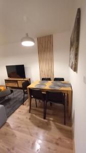Televízia a/alebo spoločenská miestnosť v ubytovaní Priestranný apartmán 64 m2 v malebnom penzione Pavčina Lehota pri svahu