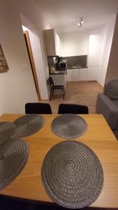 Kuchyňa alebo kuchynka v ubytovaní Priestranný apartmán 64 m2 v malebnom penzione Pavčina Lehota pri svahu