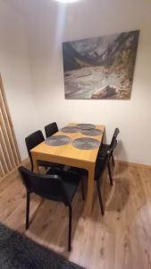 Posedenie v ubytovaní Priestranný apartmán 64 m2 v malebnom penzione Pavčina Lehota pri svahu
