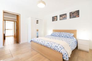a bedroom with a bed with blue and white sheets at Funzionale e riservato in Venice