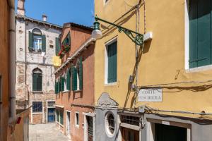 a street with buildings and a sign that reads quiet new urban at Funzionale e riservato in Venice