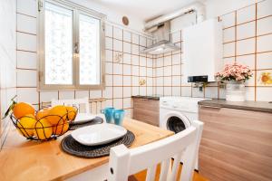 a kitchen with a table with a bowl of fruit on it at Funzionale e riservato in Venice