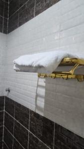 un estante con nieve en el baño en اطلالة الوادي غرفة ساحرة في صامطة, en Şāmitah