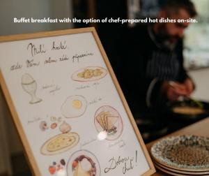 - un menu pour un petit-déjeuner buffet avec des plats chauds préparés par le chef dans l'établissement Hotel Galatea, à Mladá Boleslav