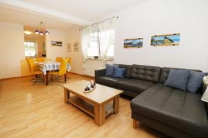 特拉森海德Ferienhaushälfte Hubertus的客厅里有一张沙发和一张桌子。